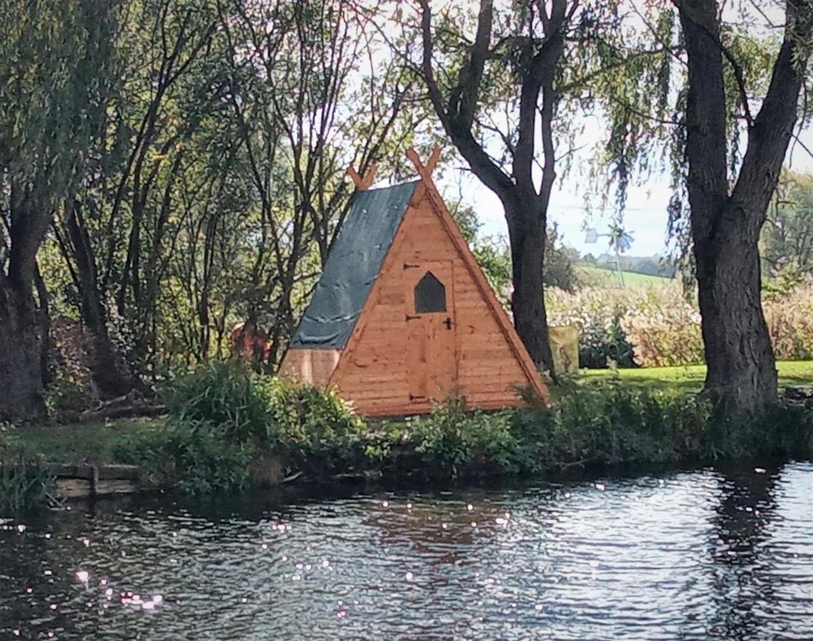 Готель "George'S" Lakeside Wooden Tipi Clare Екстер'єр фото