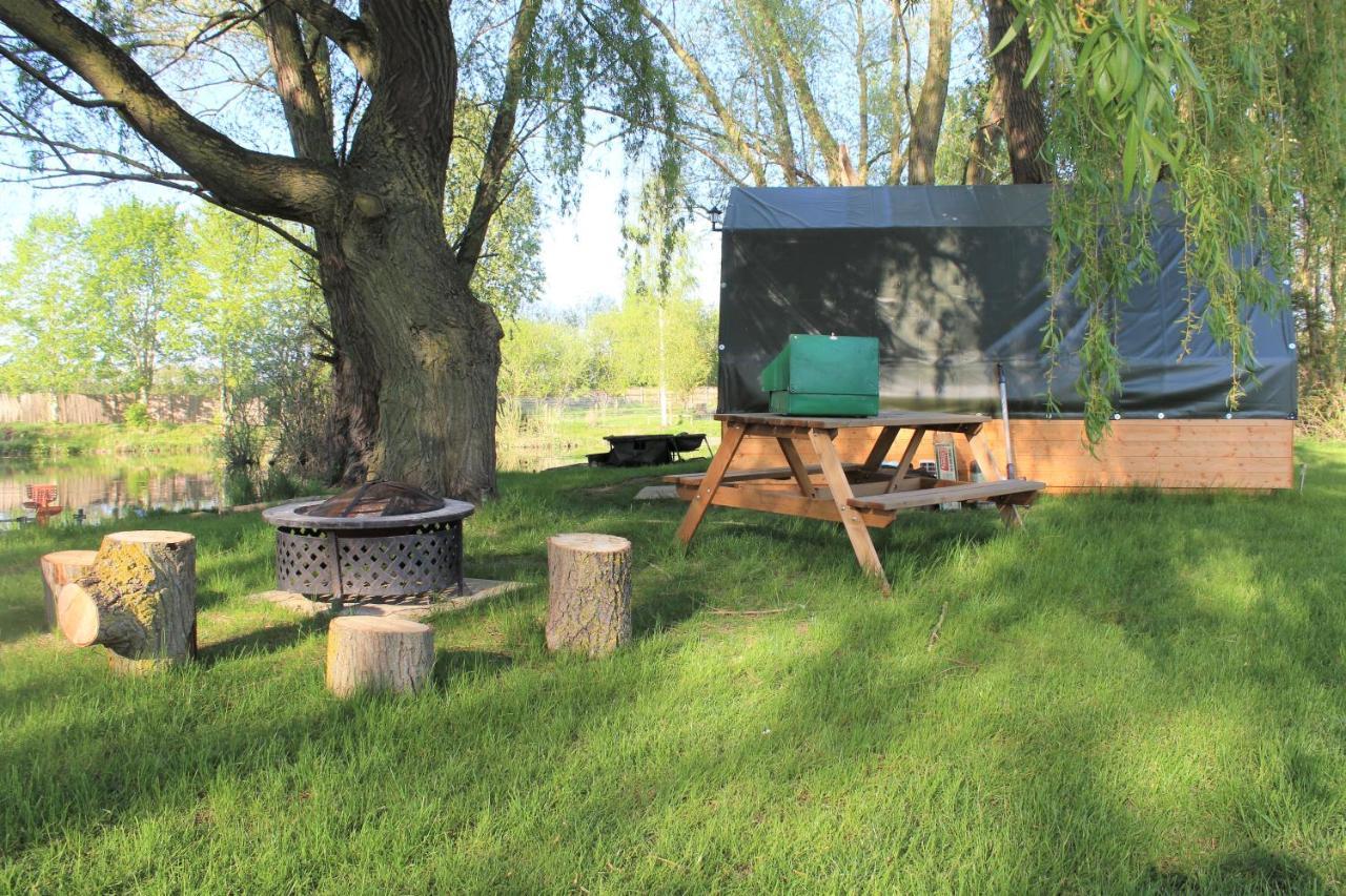 Готель "George'S" Lakeside Wooden Tipi Clare Екстер'єр фото