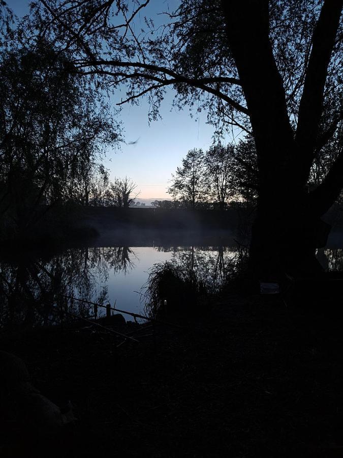 Готель "George'S" Lakeside Wooden Tipi Clare Екстер'єр фото